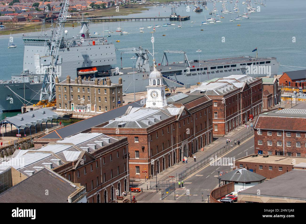 Vista aerea degli edifici elencati che ospitano il Museo Nazionale della Marina reale parte del Portsmouth Historical Dockyard all'interno della base navale HM, Portsmouth, Hampshire, Inghilterra, Regno Unito. Foto Stock