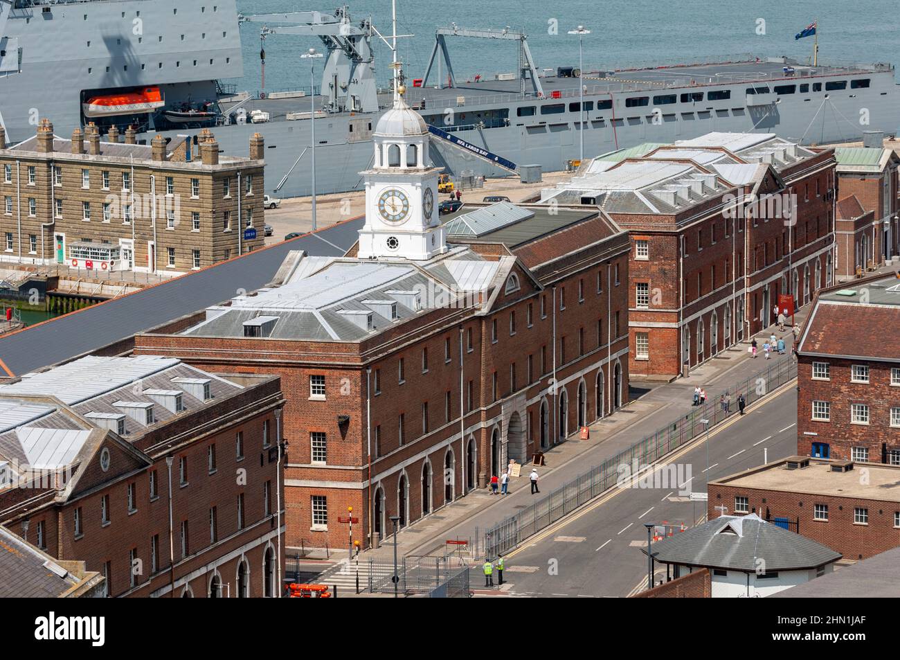 Vista aerea degli edifici elencati che ospitano il Museo Nazionale della Marina reale parte del Portsmouth Historical Dockyard all'interno della base navale HM, Portsmouth, Hampshire, Inghilterra, Regno Unito. Foto Stock