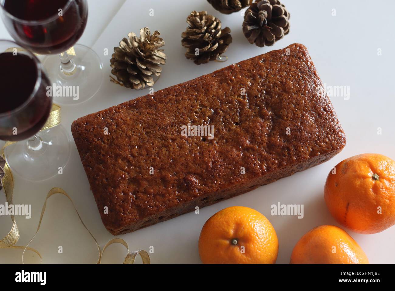 Torta di frutta bollita con succo d'arancia. Torta di frutta facile senza alcol. Preparato con frutta secca bollita in succo d'arancia. Scatto su sfondo bianco lungo l'arguia Foto Stock