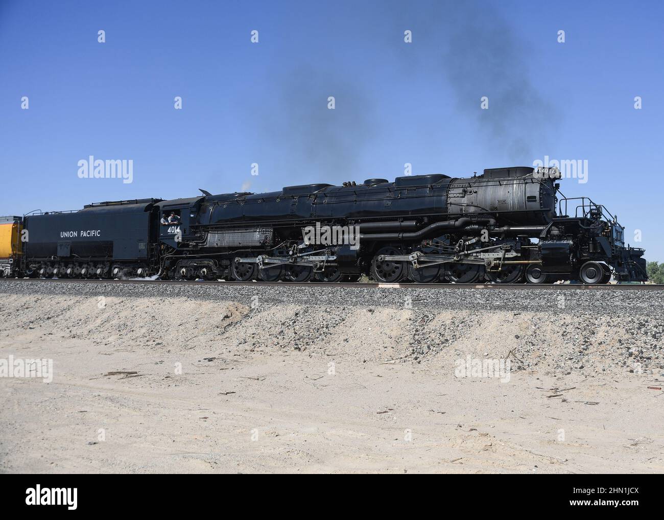 Union Pacific Big Boy 4014 inizia a muoversi a Niland, California, vicino al mare di Salton. Foto Stock
