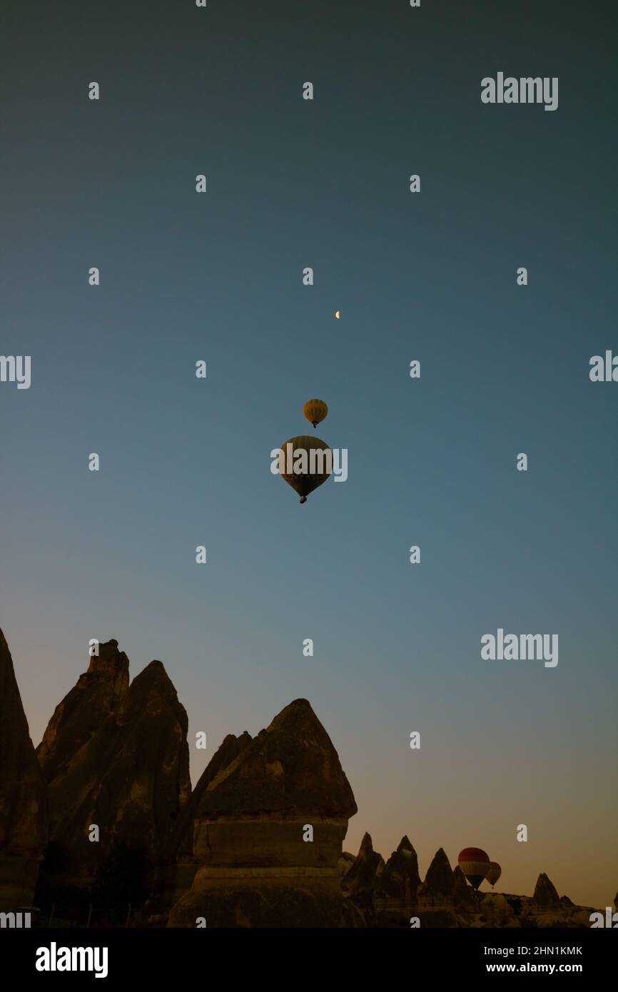 Cappadocia sfondo. Silhouette di camini fairy e palloncini ad aria calda. Viaggio in Turchia storia sfondo foto. Foto Stock