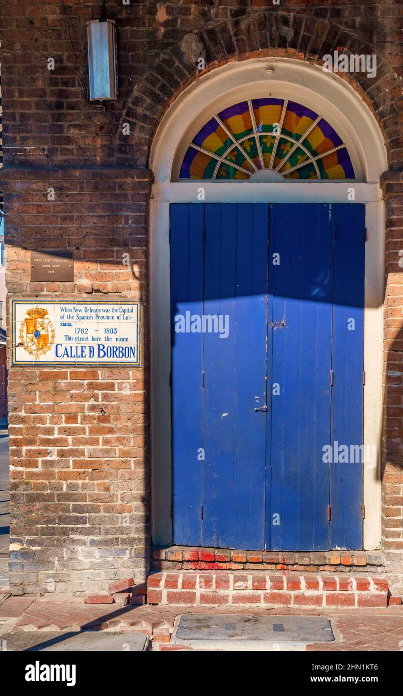 Segnale Bourbon Street e porta blu nel quartiere francese di New Orleans, Louisiana, USA. Foto Stock