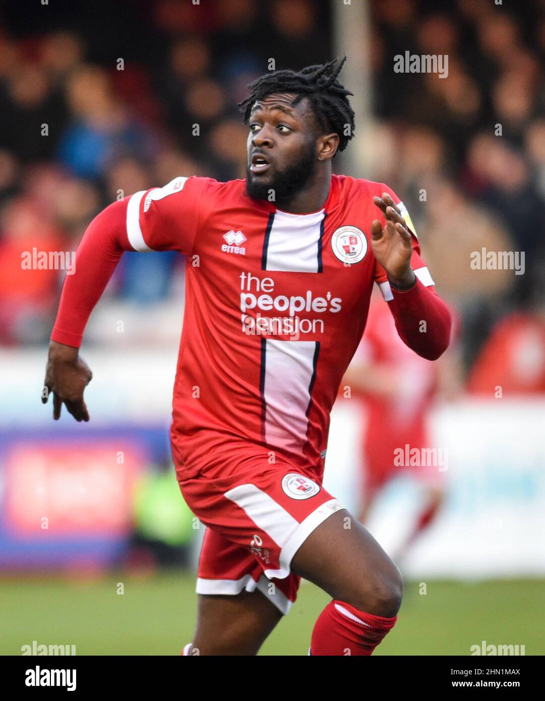 Aramide Oteh di Crawley durante la Sky Bet League due partite tra Crawley Town e Hartlepool Uniti al People's Pension Stadium , Crawley , Regno Unito - 12th Febbraio 2022 solo per uso editoriale. Nessun merchandising. Per le immagini Football si applicano restrizioni fa e Premier League inc. Nessun utilizzo di Internet/cellulare senza licenza FAPL - per i dettagli contattare Football Dataco Foto Stock