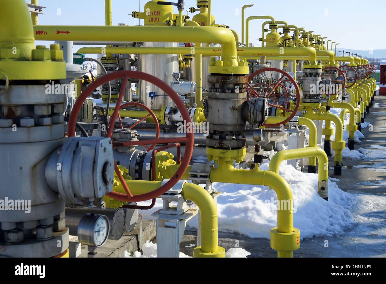 Sofia, Bulgaria - Jan 22 2022: Gasdotti in una stazione di compressione del gas vicino Sofia Foto Stock