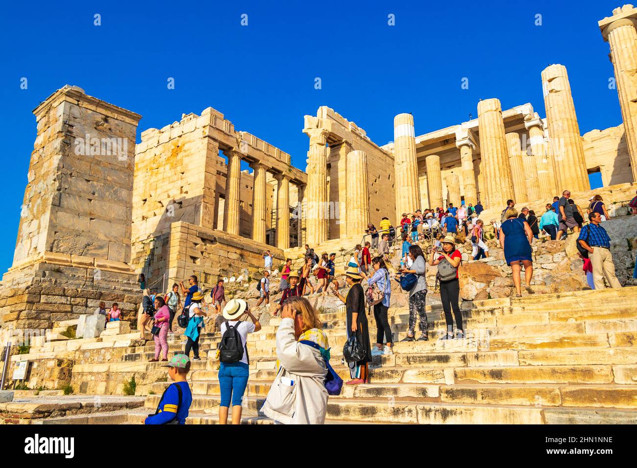 Atene Grecia 04. Ottobre 2018 porta Beulé dell'Acropoli di Atene con incredibili e belle rovine Partenone e cielo blu nella capitale greca Athen Foto Stock