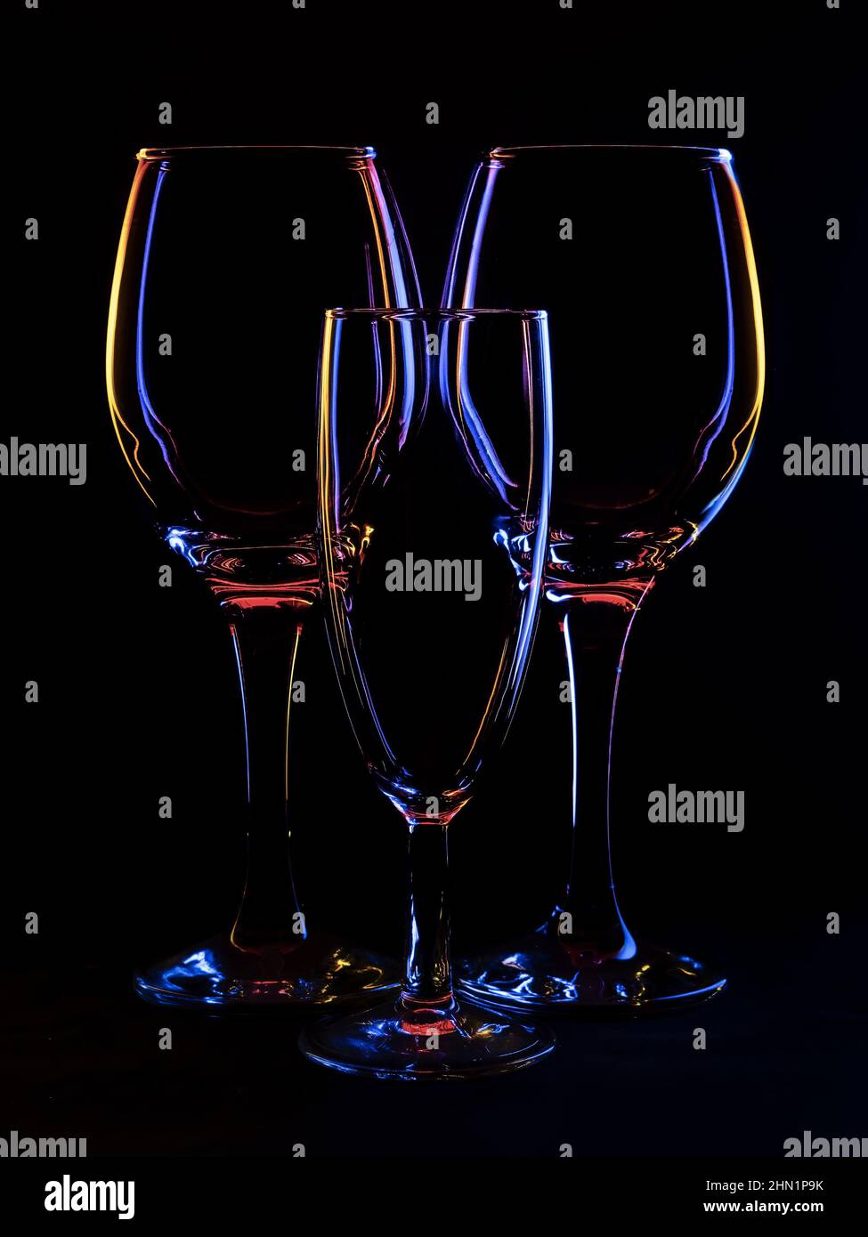 Tre bicchieri da vino, retroilluminati con copyspace. Foto Stock
