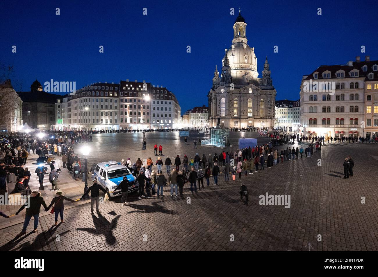 Dresda, Germania. 13th Feb 2022. La distruzione della città durante la seconda guerra mondiale è commemorata da una catena umana sul Neumarkt di fronte alla Frauenkirche. Il 13 e il 14 febbraio 1945, i bombardamenti alleati hanno ridotto il centro della città sull'Elba a macchiare. Fino a 25.000 persone hanno perso la vita. Credit: Kahnert/dpa-Zentralbild/dpa/Alamy Live News Foto Stock