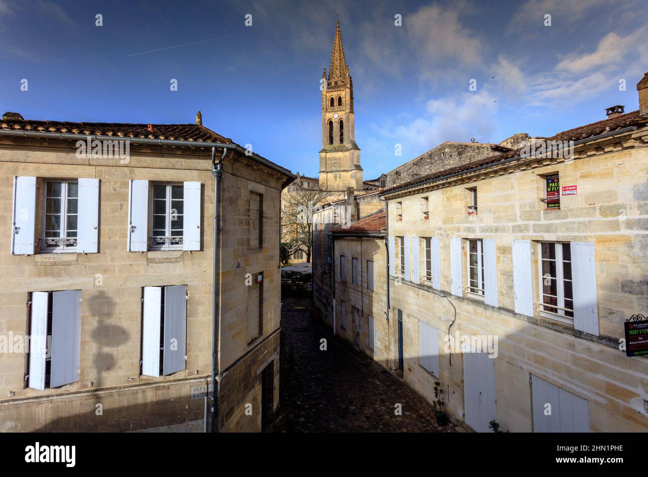 Saint Emilion è una città medievale nel sud-ovest della Francia, circondata da vigneti. La chiesa monolitica è stata dichiarata dall'UNESCO un sito patrimonio dell'umanità. Foto Stock