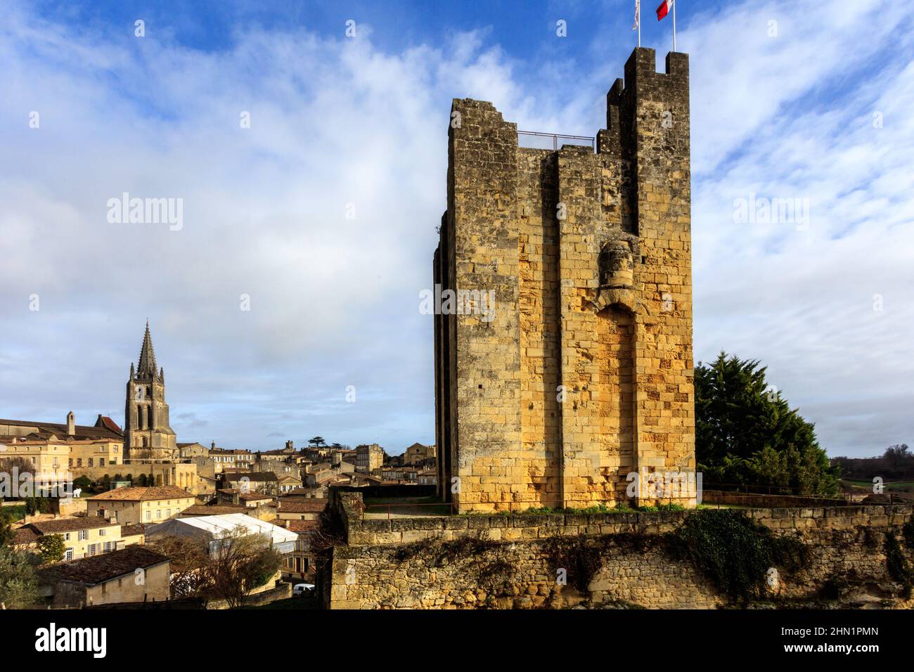 Castello di Saint Emilion, un borgo medievale nella zona di Bordeaux in Francia. La chiesa monolitica è stata dichiarata dall'UNESCO un sito patrimonio dell'umanità. Foto Stock