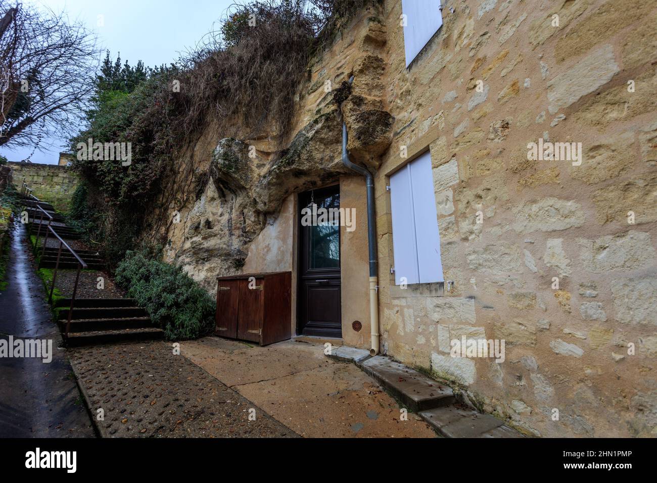 Una casa costruita all'interno di una grotta nel borgo medievale di Saint Emilion, patrimonio dell'umanità dell'UNESCO. Francia. Foto Stock