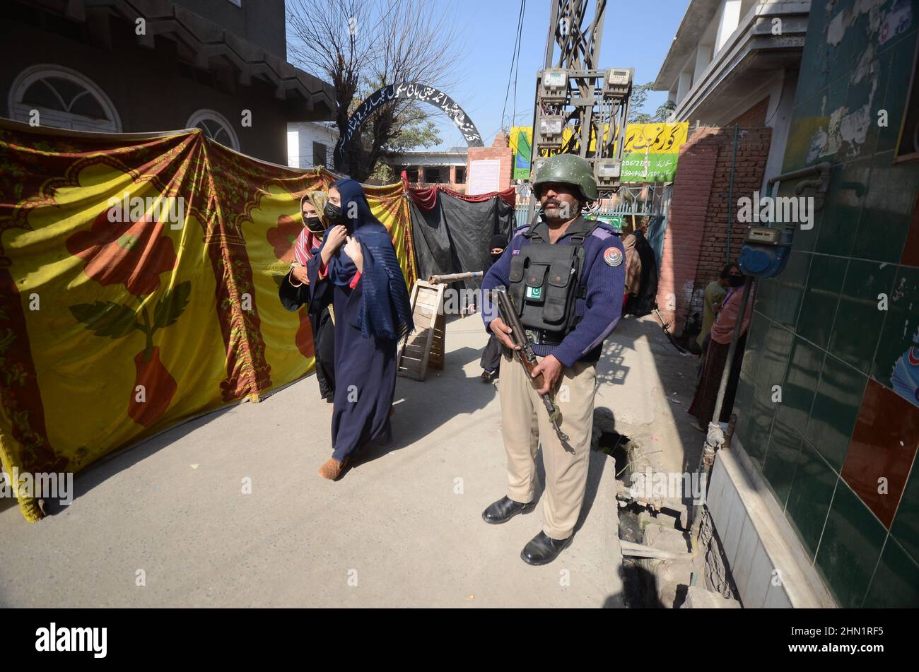Peshawar, Khyber Pakhtunkhwa, Pakistan. 13th Feb 2022. A Khyber Pakhtunkhwa, sono in corso le elezioni dei governi locali in tredici distretti. (Credit Image: © Hussain Ali/Pacific Press via ZUMA Press Wire) Foto Stock