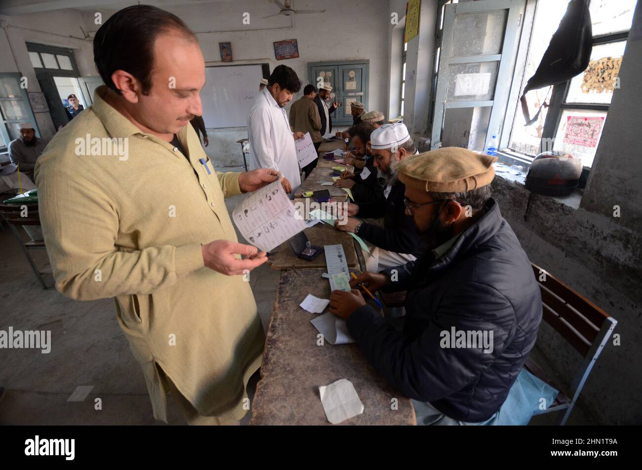 Peshawar, Khyber Pakhtunkhwa, Pakistan. 13th Feb 2022. A Khyber Pakhtunkhwa, sono in corso le elezioni dei governi locali in tredici distretti. (Credit Image: © Hussain Ali/Pacific Press via ZUMA Press Wire) Foto Stock