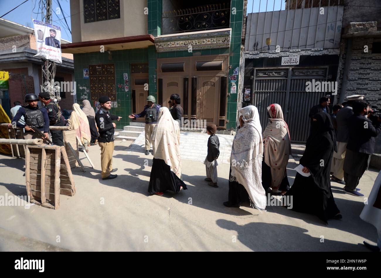 Peshawar, Khyber Pakhtunkhwa, Pakistan. 13th Feb 2022. A Khyber Pakhtunkhwa, sono in corso le elezioni dei governi locali in tredici distretti. (Credit Image: © Hussain Ali/Pacific Press via ZUMA Press Wire) Foto Stock