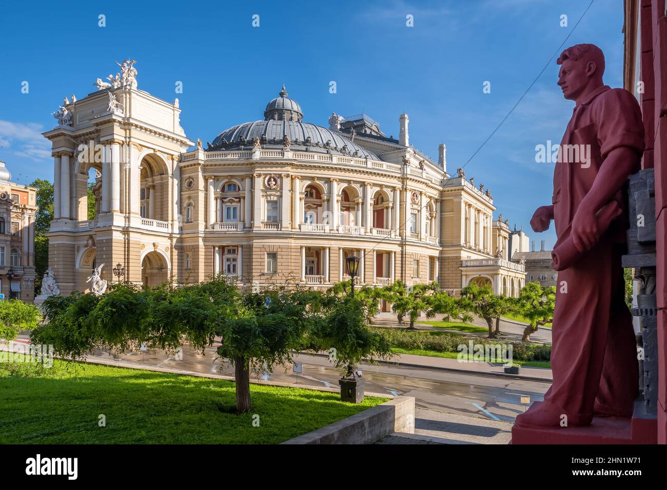 Costruzione del teatro dell'opera e del balletto e della statua dell'epoca sovietica a Odessa, Ucraina Foto Stock