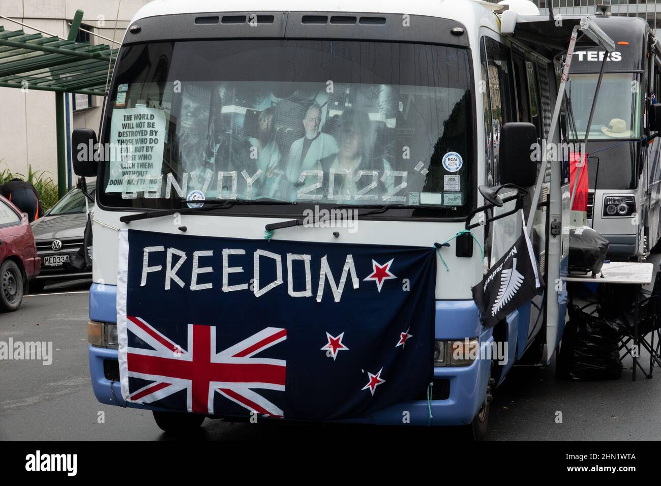Bus in Convoy NZ 2022 COVID Vaccine Contrest, parcheggiato fuori dal parlamento a Wellington, Nuova Zelanda, 13 febbraio 2022 Foto Stock