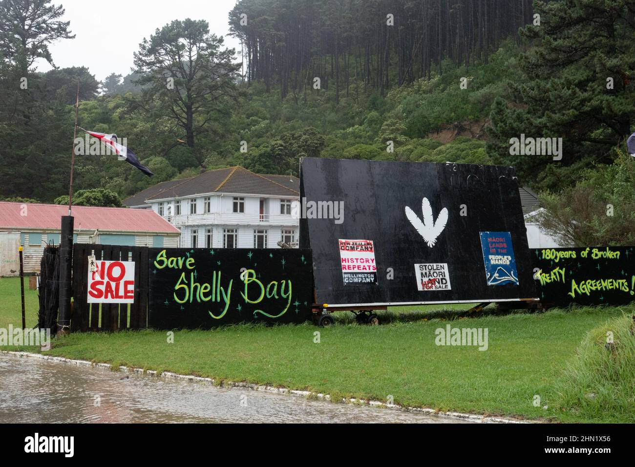 Maori occupano e protestano contro la vendita di terreni con proprietà contestata a Shelly Bay, Wellington, Nuova Zelanda, 13 febbraio 2022 Foto Stock