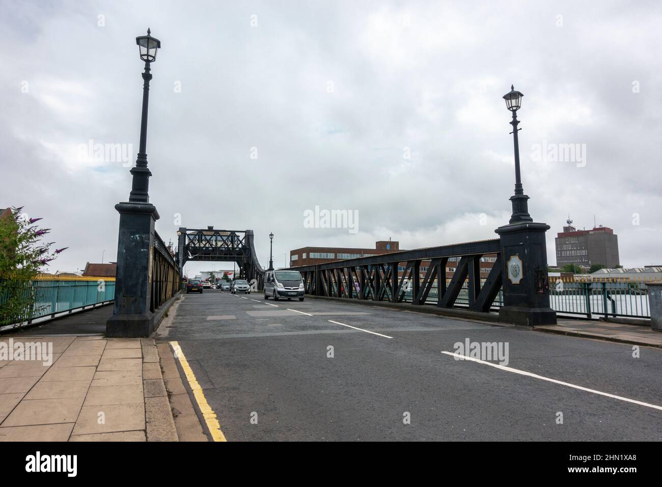 Traffico sul Corporation Bridge, un ponte di bascule con ascensore che si volgerà su Scherzer, sul vecchio molo (Alexandra Dock) a Grimsby, North East Lincolnshire, Regno Unito. Foto Stock