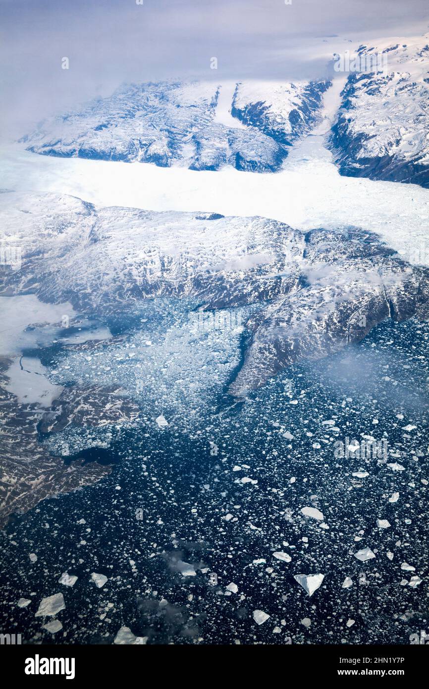 Groenlandia, vista aerea lungo la costa, che mostra ghiacciai e iceberg a maggio Foto Stock
