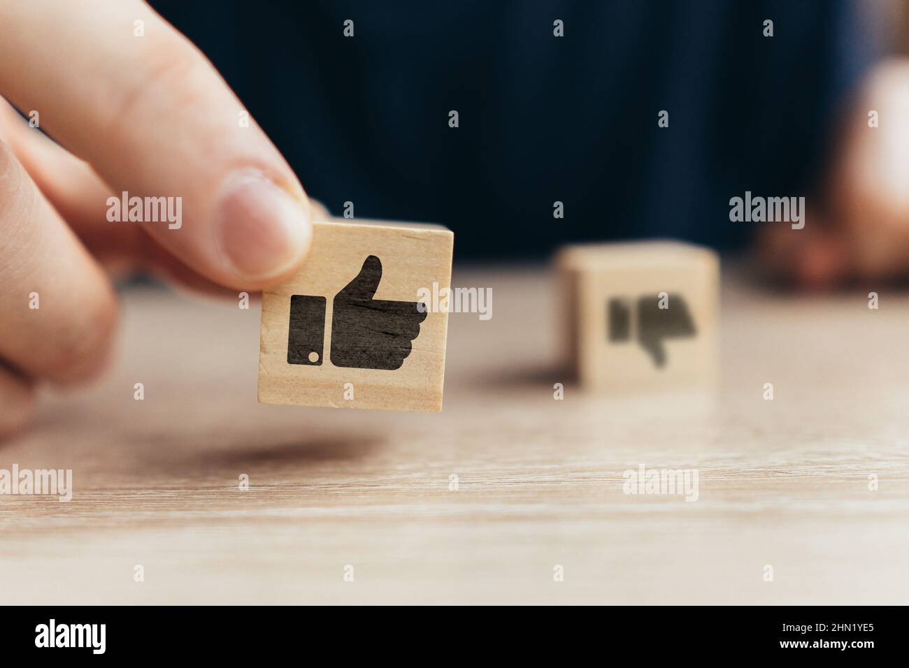 Con il pollice su icona sui dadi. Approvazione nei social network e classificazione come Foto Stock