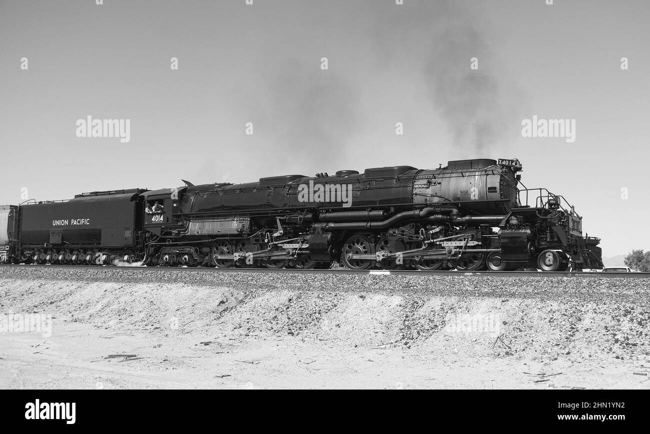 Union Pacific 'Big Boy' 4014 inizia a muoversi a Niland, California, che è vicino al mare di Salton. Foto Stock