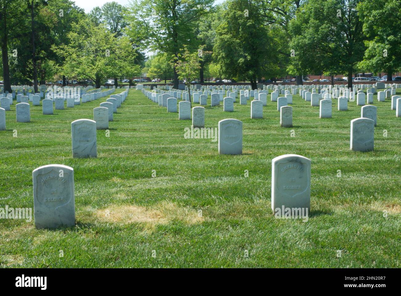 ARLINGTON VIRGINIA, 20,2012 APRILE Arlington National Cemetery, nella contea di Arlington, Virginia, direttamente attraverso il fiume Potomac dal Lincoln Memorial, è un cimitero militare degli Stati Uniti sotto i cui 624 acri sono stati posti vittime, E veterani deceduti, dei conflitti della nazione che iniziano con la guerra civile americana, così come rimessi morti da guerre precedenti. Fu fondata durante la guerra civile sui terreni di Arlington House, che era stata la proprietà della famiglia del generale confederato Robert E. Lee, moglie di Mary Anna (Cuttis) Lee (una bisnipote di Martha Washingt Foto Stock