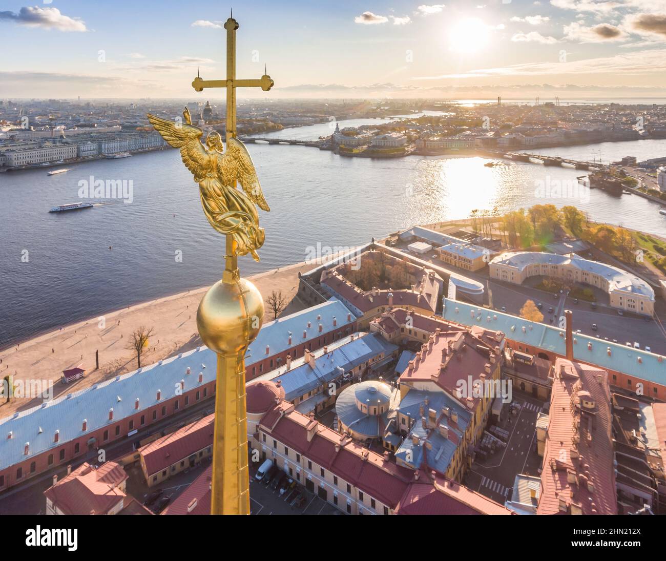 Vista aerea di Angelo dorato e Croce su punta della cattedrale di Pietro e Paolo a San Pietroburgo al tramonto, ghiacciato fiume Neva, giorno soleggiato e gelido Foto Stock