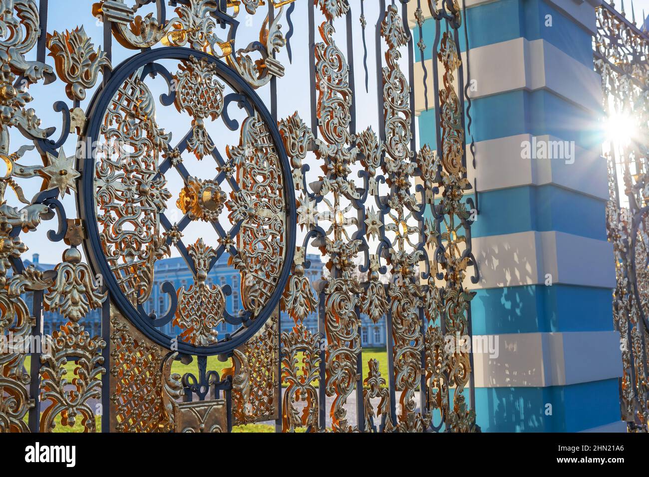 Tsarskoye Selo, San Pietroburgo, Russia – 10 novembre 2020: Frammento del ringhiere e la porta del Palazzo di Caterina al Museo di Stato Foto Stock