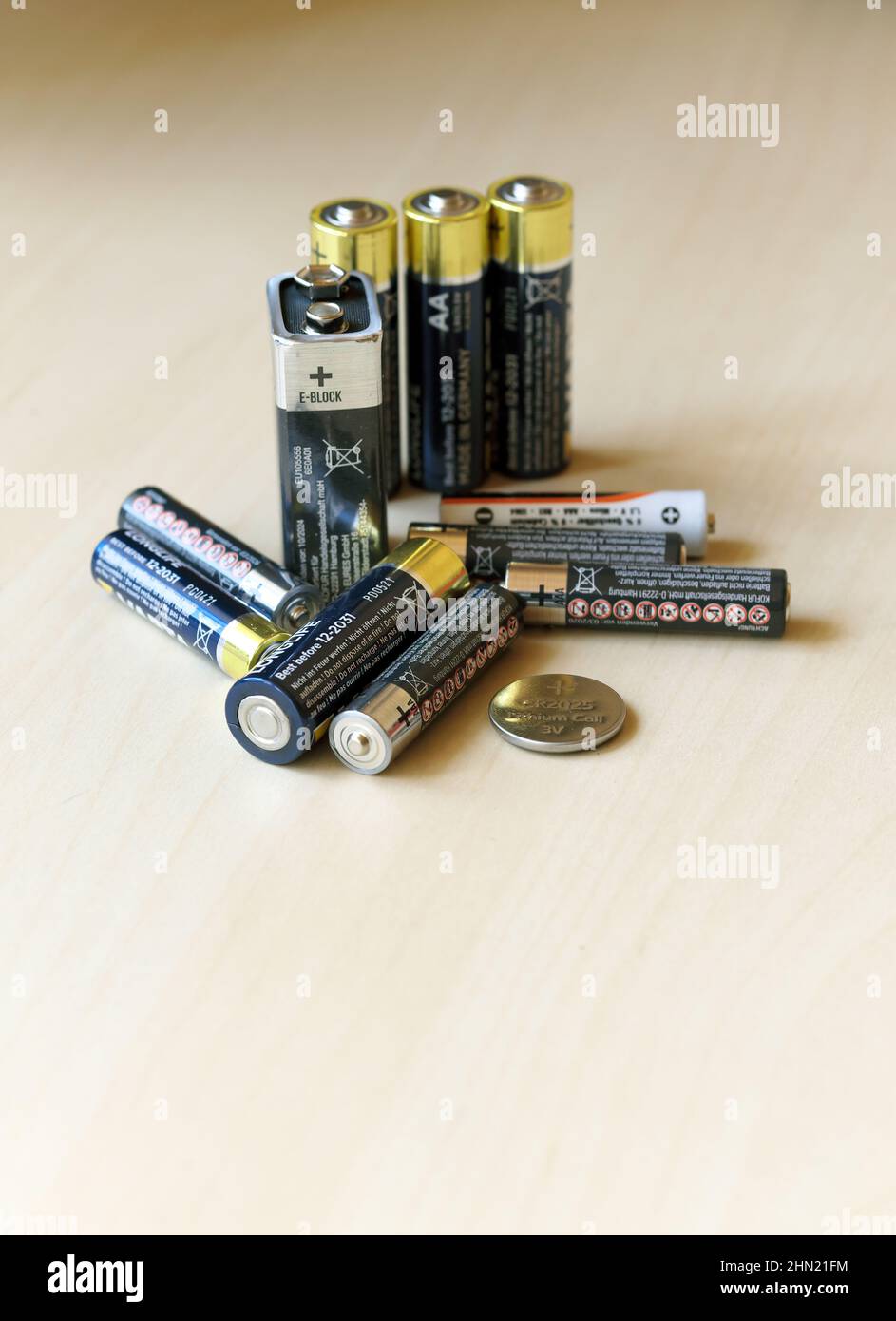 Immagine simbolica: Approvvigionamento e riciclaggio di energia, varie batterie per uso domestico Foto Stock