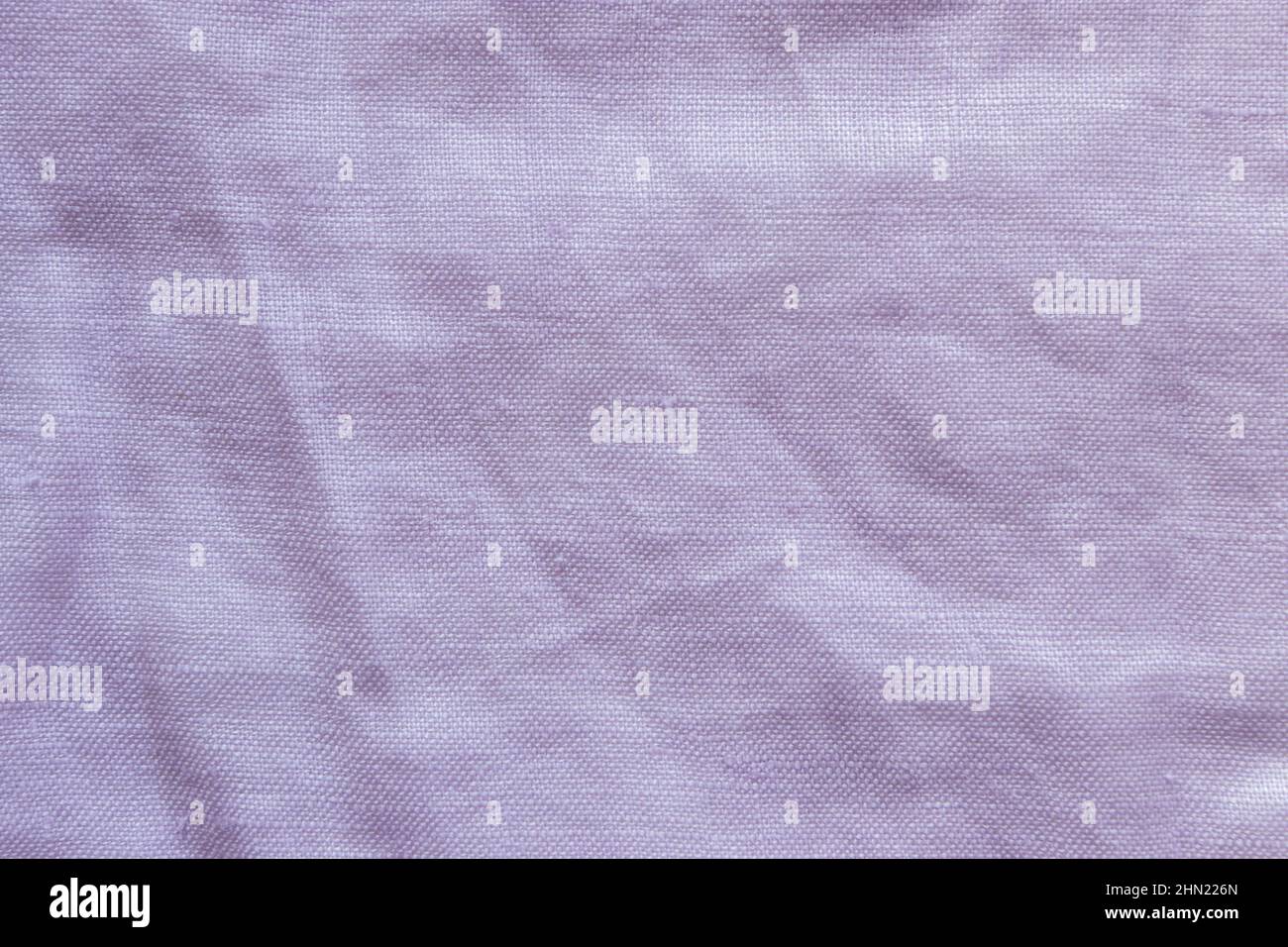 Maglia in lino viola lilla. Tendenze del colore della moda per l'anno 2022. Foto Stock