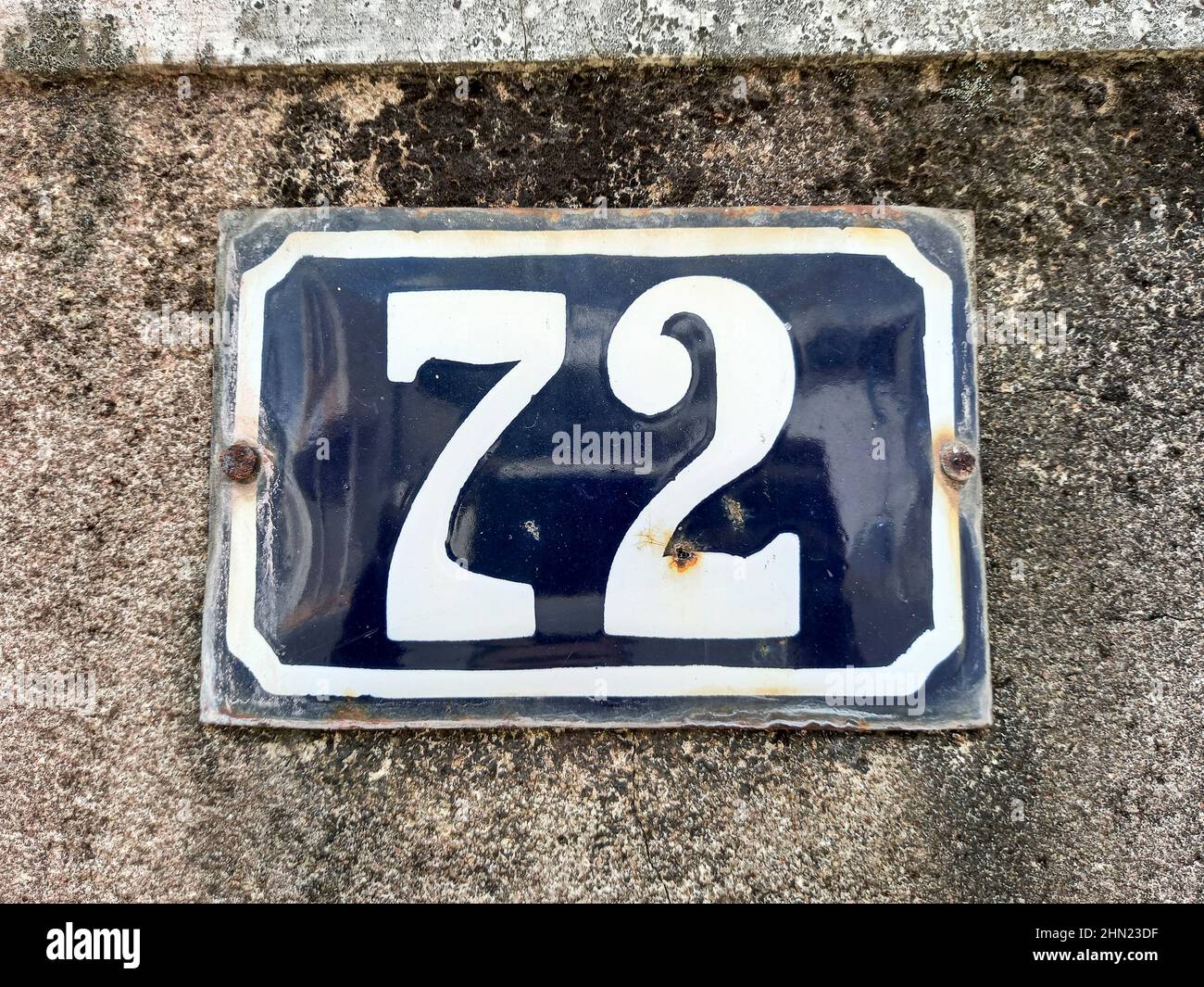 numero settantadue sul cartello stradale, fisso sul muro - 72 Foto Stock