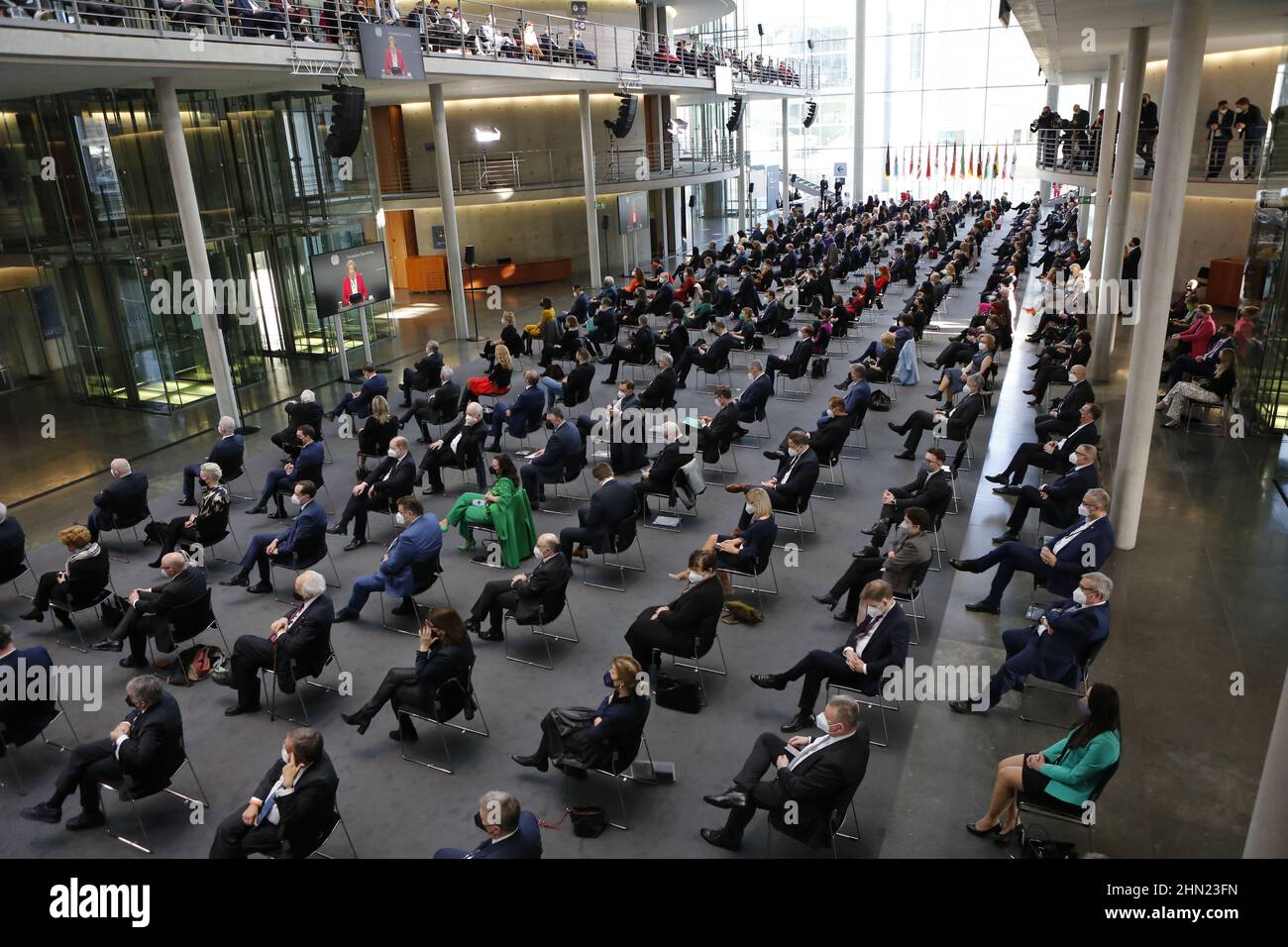 02/13/2022, Berlino, Germania, il Bundesversammlung all'elezione del Presidente federale nella Paul-Löbe-Haus. La Convenzione federale del 17th nella Paul-Löbe-Haus: Il dott. Frank-Walter Steinmeier, Die Linke nominò il medico generale e medico di emergenza di Magonza, il dott. Gerhard Trabert, l'AFD snominò l'economista e pubblicista Prof. Max Otte, l'astrofisico Dr. Stefanie Gebauer nominato candidato dagli elettori liberi. L'Assemblea federale è composta da tutti i membri del Bundestag e dallo stesso numero di membri eletti dai parlamenti della santa federale Foto Stock