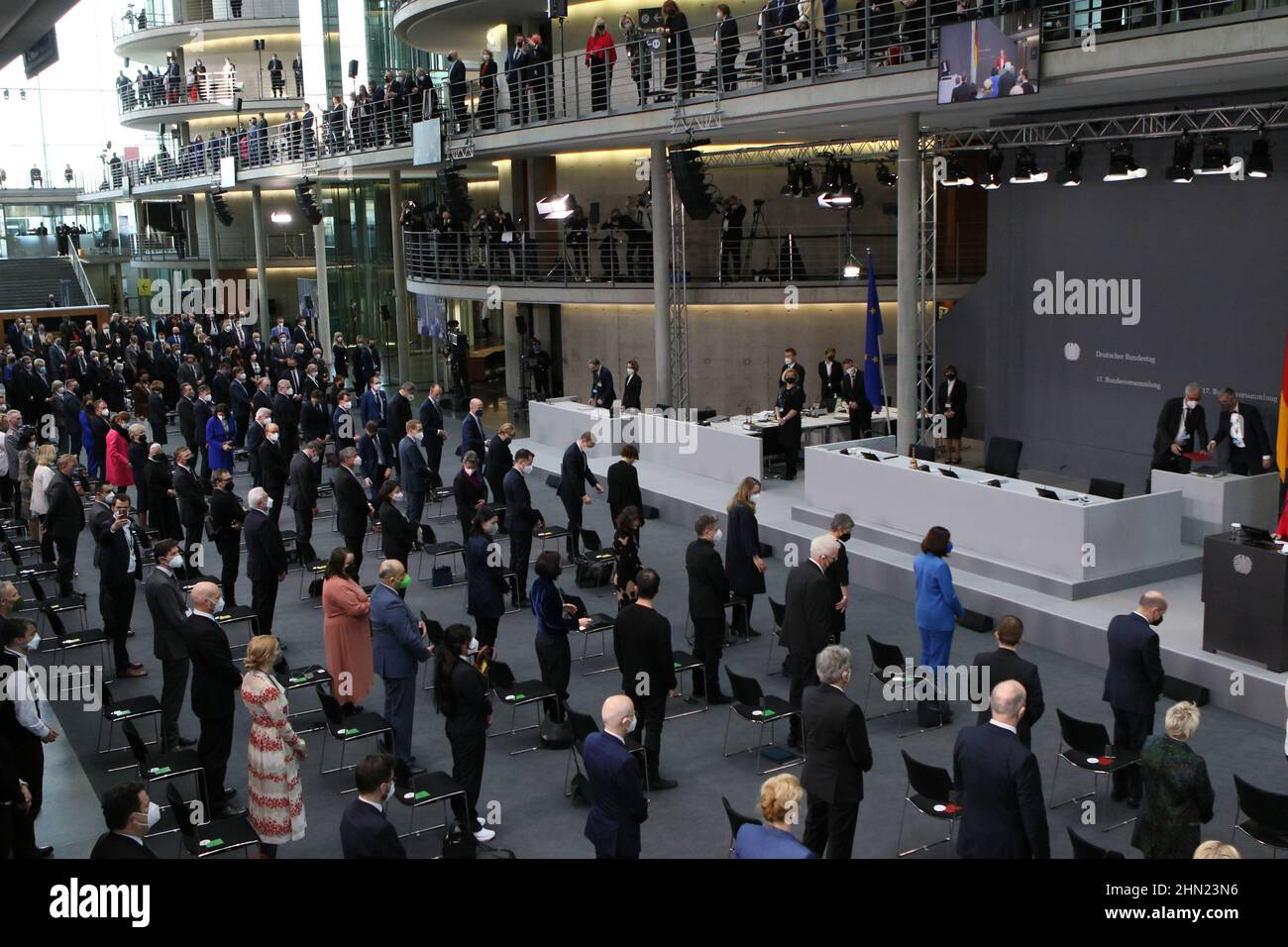 02/13/2022, Berlino, Germania, il Bundesversammlung all'elezione del Presidente federale nella Paul-Löbe-Haus. La Convenzione federale del 17th nella Paul-Löbe-Haus: Il dott. Frank-Walter Steinmeier, Die Linke nominò il medico generale e medico di emergenza di Magonza, il dott. Gerhard Trabert, l'AFD snominò l'economista e pubblicista Prof. Max Otte, l'astrofisico Dr. Stefanie Gebauer nominato candidato dagli elettori liberi. L Assemblea federale è composta da tutti i membri del Bundestag e da altrettanti membri eletti dai parlamenti della Confederazione Foto Stock