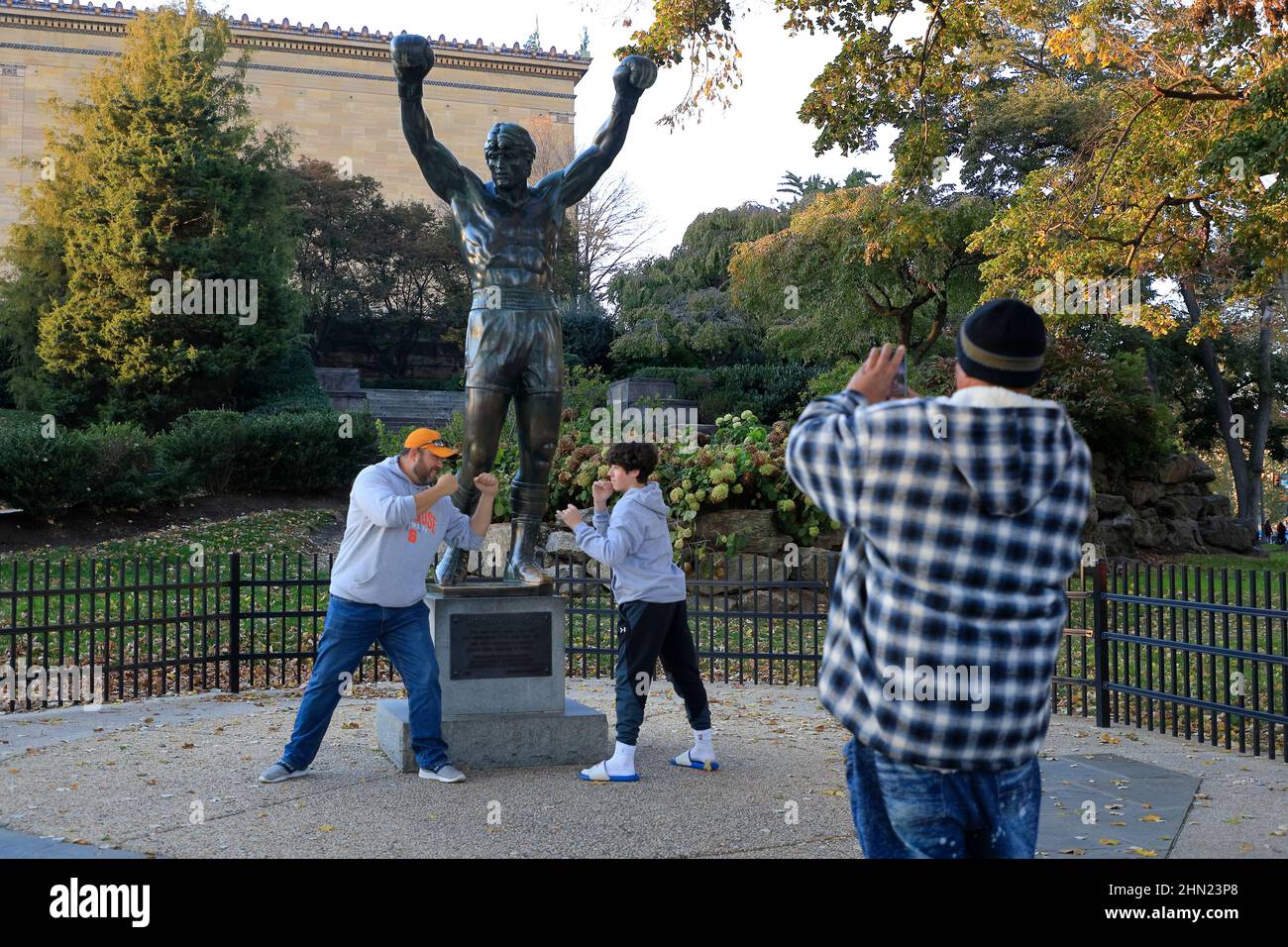 I visitatori hanno le loro foto scattando di fronte alla statua del pugile Rocky Balboa vicino al Philadelphia Museum of Art.Philadelphia.Pennsylvania.USA Foto Stock