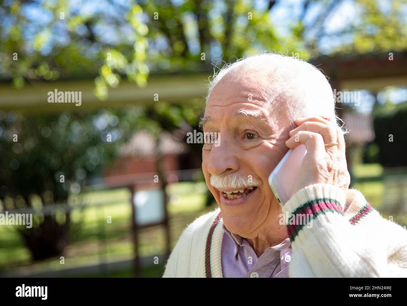 Senior Outdoor parlare con lo smartphone. Anziani pensionati che vivono la loro vita al suo meglio Foto Stock