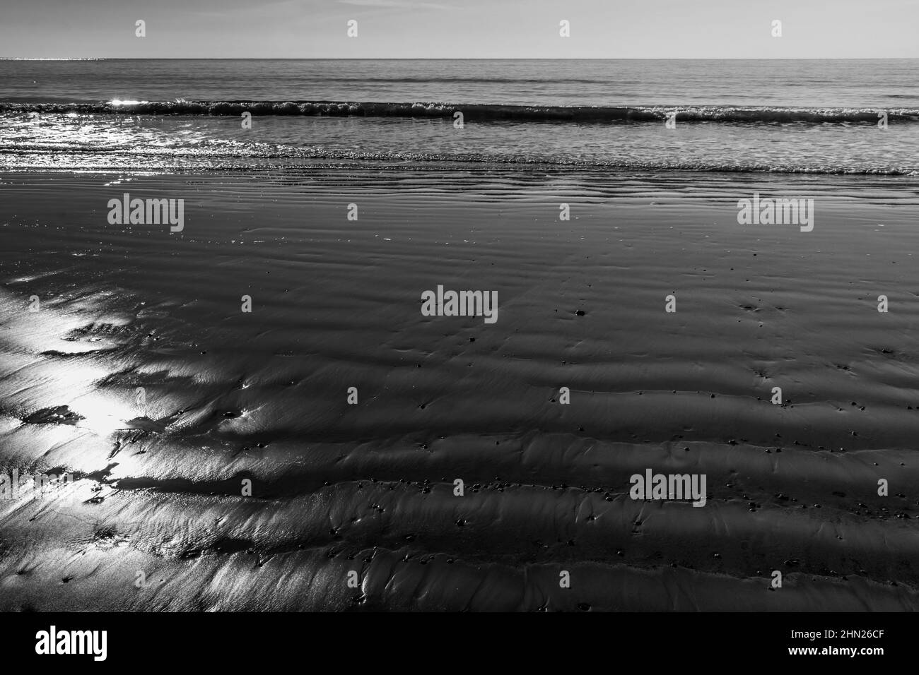 Increspa nella sabbia in una bella giornata di primavera giù alla spiaggia vicino Bognor Regis, West Sussex, Regno Unito. Foto Stock