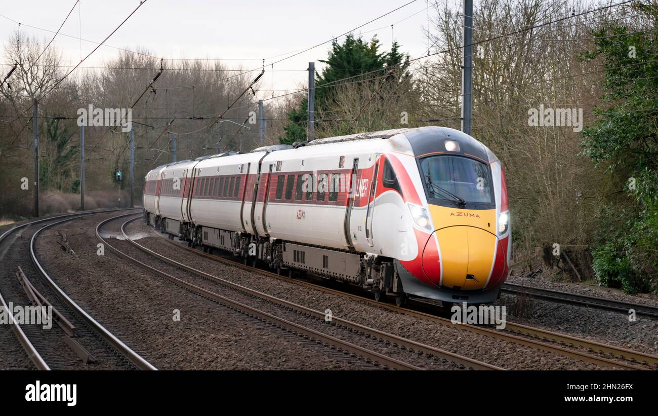 HATFIELD, HERTFORDSHIRE, REGNO UNITO. 12 FEBBRAIO 2022. Linea ferroviaria nord-orientale di Londra (LNER) Azuma 801220, Kings Cross per il servizio Leeds. Immagine di Richard Holmes Foto Stock