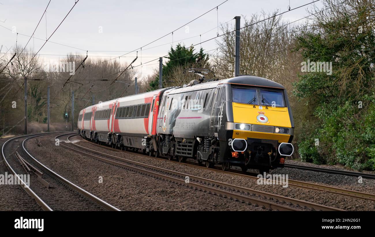 HATFIELD, HERTFORDSHIRE, REGNO UNITO. 12 FEBBRAIO 2022. London North Eastern Railway (LNER) Classe 91 No. 91110, funzionante 1D04 London King's Cross a Leeds Servi Foto Stock