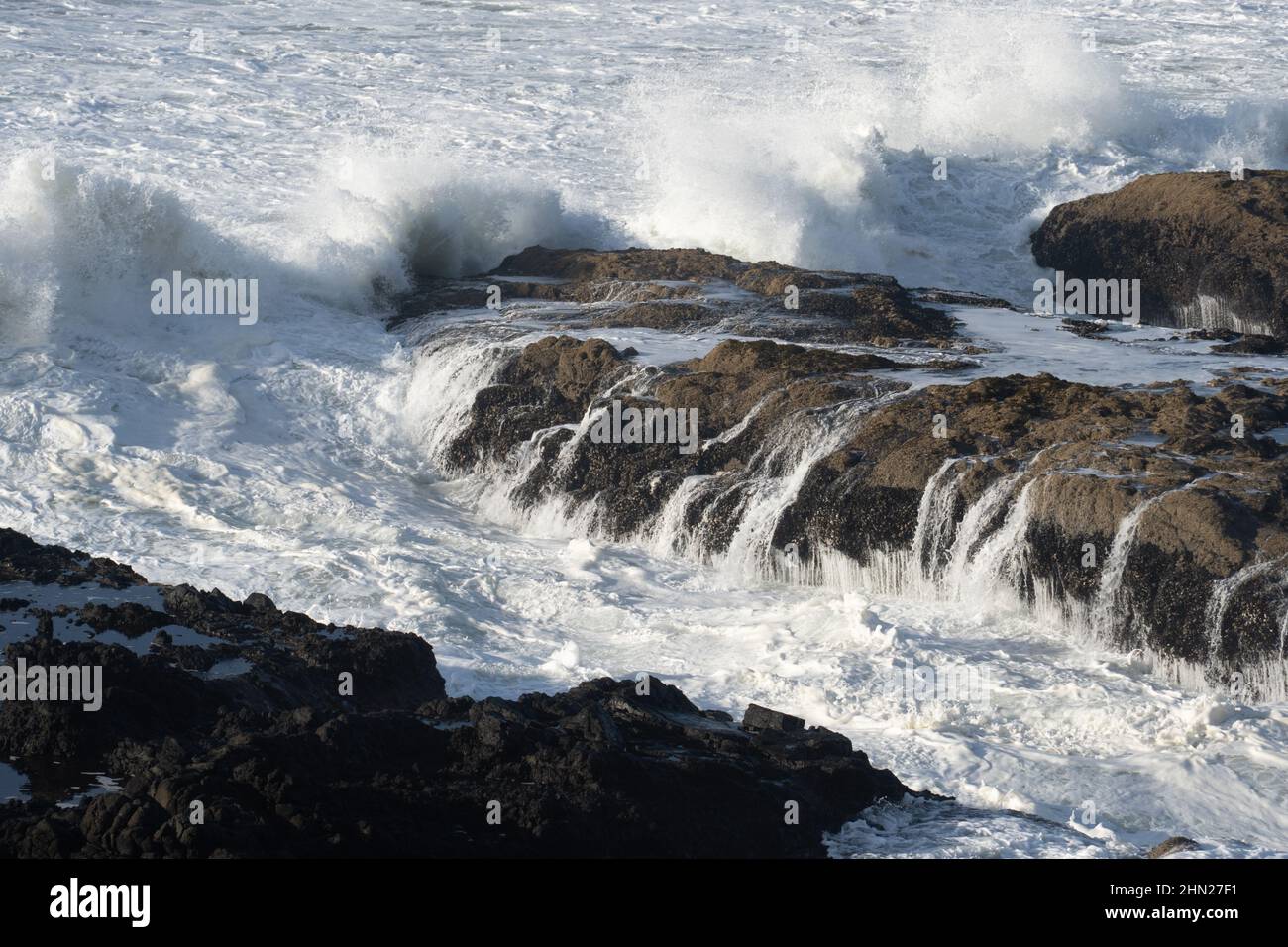 Onde che si infrangono sulle rocce, Oregon Coast, USA Foto Stock