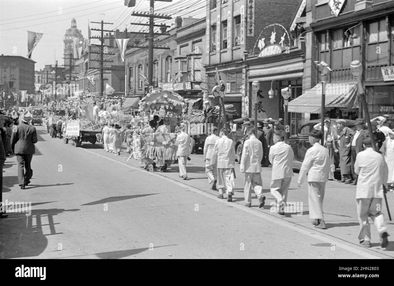 Vinatge fotografia in bianco e nero ca. 1936 di una parata su Pender Street a Chinatown, Vancouver, British Columbia, Canada Foto Stock
