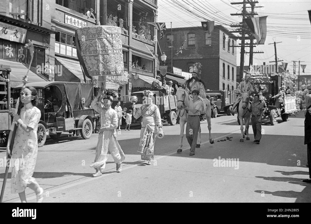 Vinatge fotografia in bianco e nero ca. 1936 di una parata su Pender Street a Chinatown, Vancouver, British Columbia, Canada Foto Stock