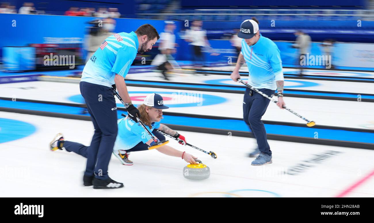 Pechino, Cina. 13th Feb 2022. John Landsteiner (1st L) e Matt Hamilton (C) degli Stati Uniti gareggiano durante la sessione di rapina del round maschile di curling 7 delle Olimpiadi invernali di Pechino 2022 tra Cina e Stati Uniti al National Aquatics Center di Pechino, capitale della Cina, 13 febbraio 2022. Credit: Zhou mi/Xinhua/Alamy Live News Foto Stock