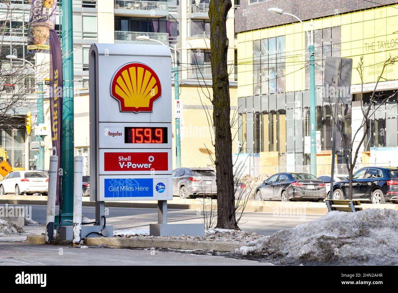 Toronto, Canada. Febbraio 13, 2022. Toronto, Canada. Gli automobilisti a Toronto svegliano ad un prezzo record di gas di $1,599 canadesi al litro alla pompa a Toronto. Credit: EXImages/Alamy Live News Foto Stock