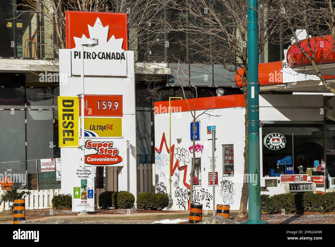 Toronto, Canada. Febbraio 13, 2022. Toronto, Canada. Gli automobilisti a Toronto svegliano ad un prezzo record di gas di $1,599 canadesi al litro alla pompa a Toronto. Credit: EXImages/Alamy Live News Foto Stock
