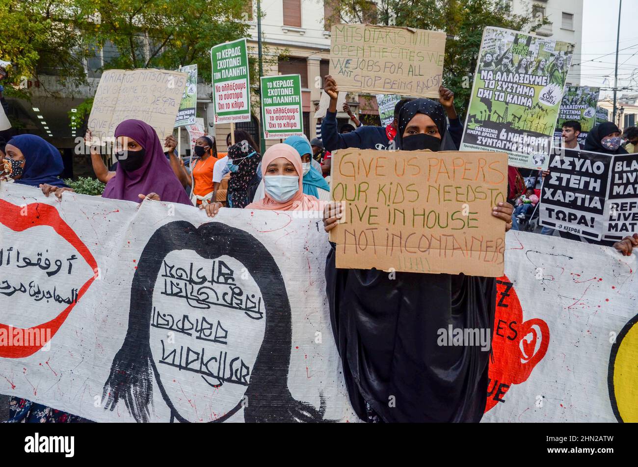 I rifugiati protestano ad Atene negando la vita nei campi profughi greci e la domanda di sussidi statali e di appartamenti gratuiti nelle città. Foto Stock