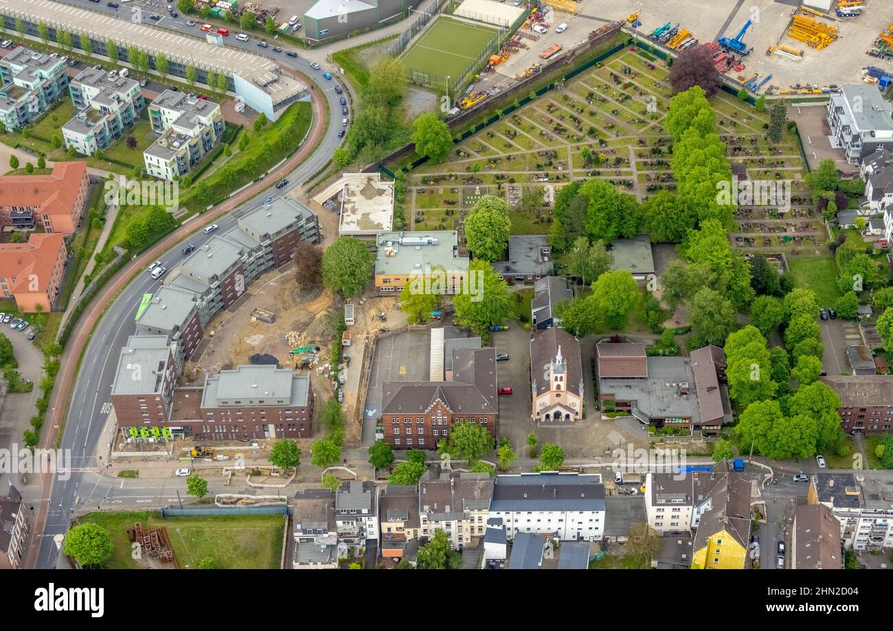 Vista aerea, cantiere e nuovi appartamenti e centri di cura del giorno, centro di salute psicosociale, Steinbrinkschule, Friedenskirche, Steinbrinkstraße Foto Stock