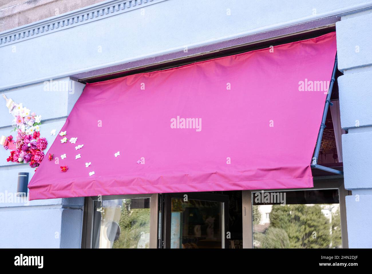 Tenda rosa pulita con fiori per logo, mockup di presentazione testo Foto Stock