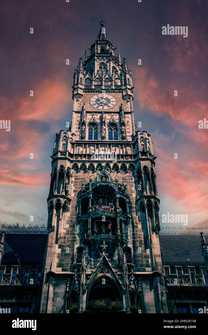 Basso angolo di Rathaus-Glockenspiel torre di orologio Foto Stock
