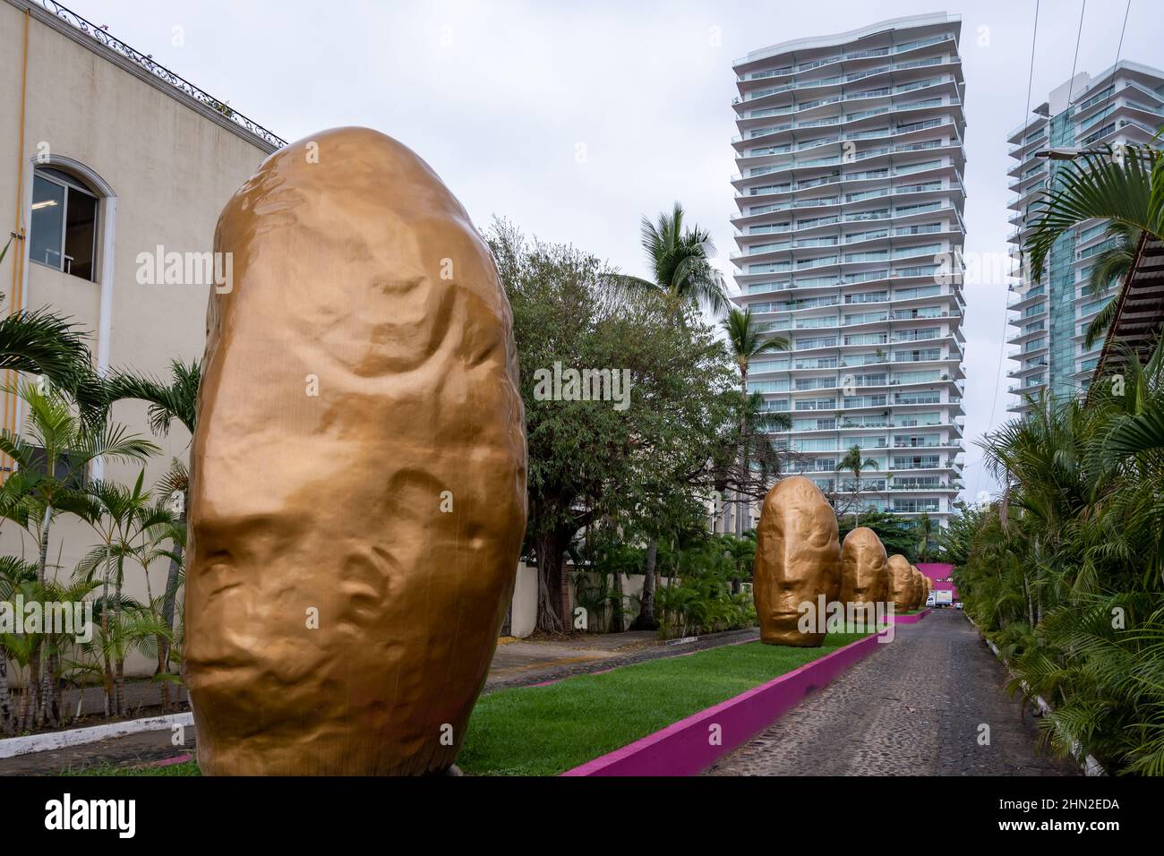 Decorazioni d'arte giganti lungo una strada verso un lusso aprtment. Puerto Vallarta, Jalisco, Messico. Foto Stock