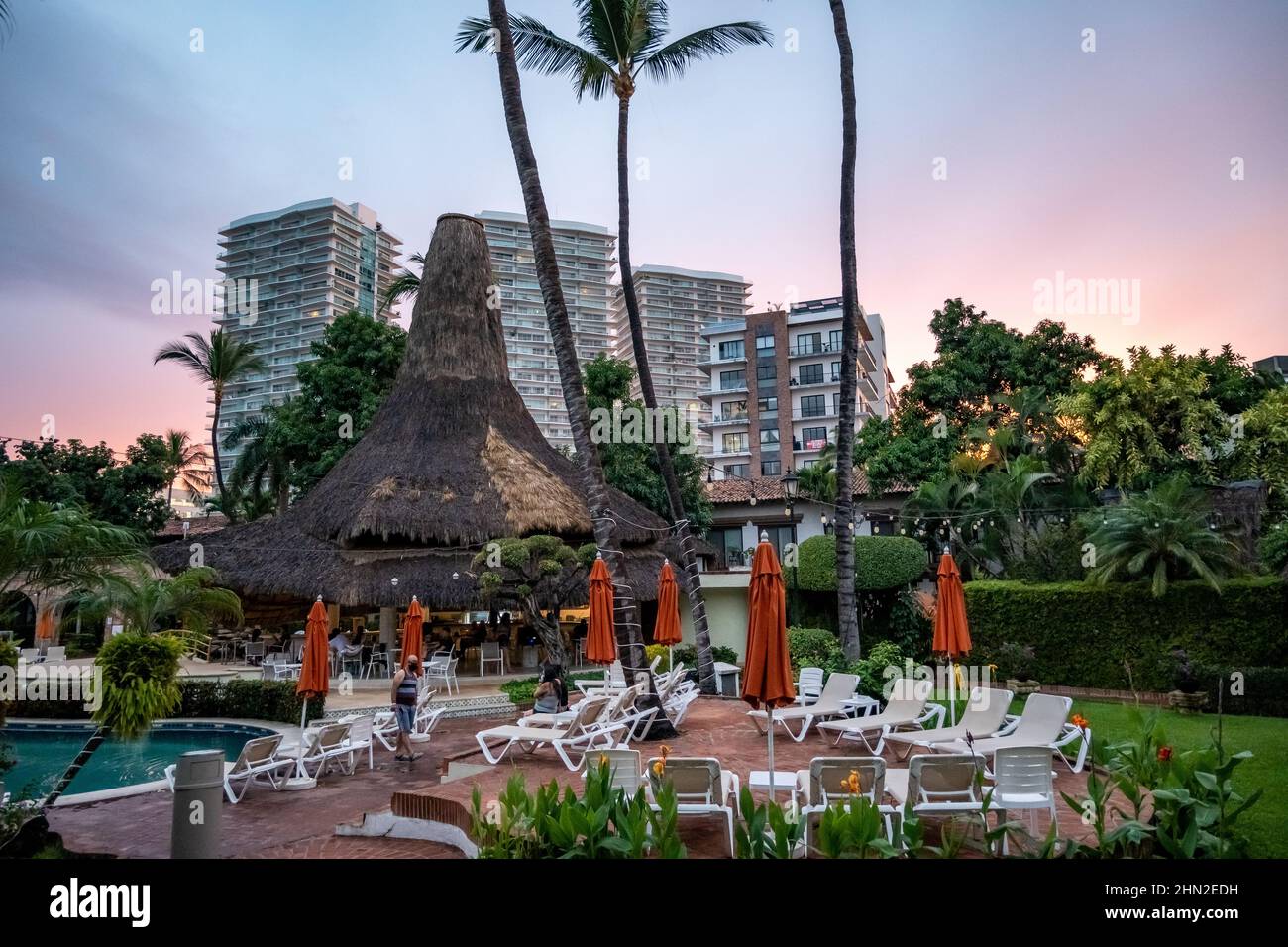 Lato piscina in un hotel resort. Puerto Vallarta, Jalisco, Messico. Foto Stock