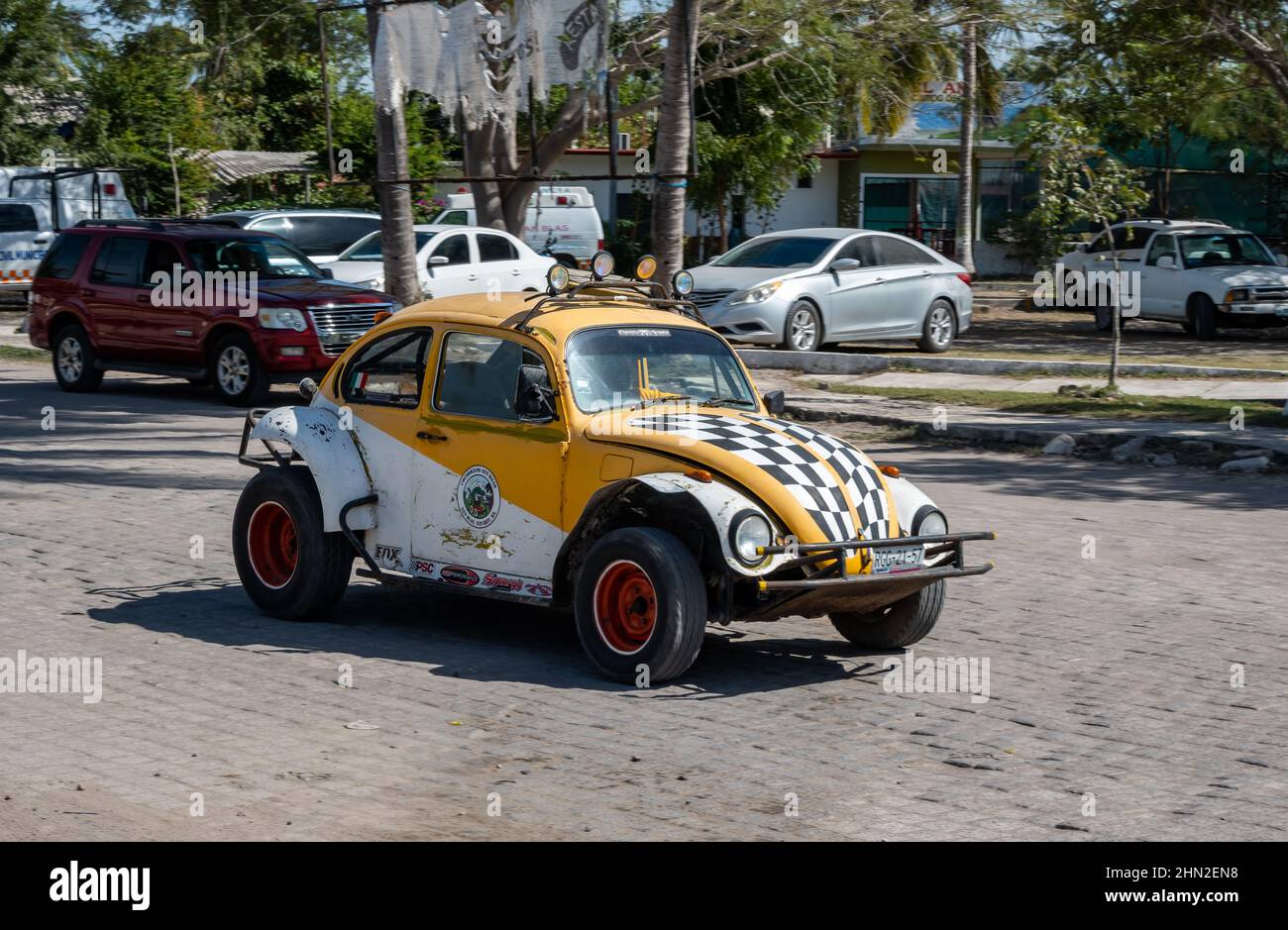 Un'auto Volkswagon Beetle dipinta di colore che corre per strada. San Blas, Nayarit, Messico. Foto Stock